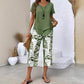 Zestaw składający się z swobodnej tuniki z okrągłym dekoltem i warstwowym krojem oraz spodni z szerokimi nogawkami